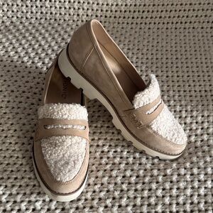 Women's Vionic Tan Loafers with sherpa Cream Accents 7.5